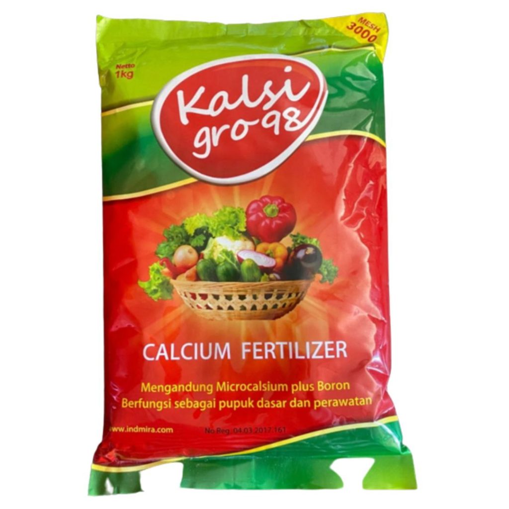 Pupuk Kalsium Kalsi Gro 98 1Kg Pupuk Kalsium Kalsi Gro 98 merupakan pupuk tanaman dengan kandungan mikrokalsium yang mudah diserap oleh tanaman. Dapat mengatasi gejala kekurangan kalsium, antara lain : kuncup bunga dan buah mudah gugur, warna buah tidak merata, buah layu sebelum matang, busuk ujung buah (end root), buah retak-retak dan tangkai buah membusuk.    Pupuk Kalsium Kalsi Gro 98 membantu tanaman untuk merangsang pembentukan bulu-bulu akar, biji buah dan mengeraskan bagian kayu tanaman. Selain itu dapat juga memperbaiki ketahanan dan menekan pertumbuhan jamur patogen tanaman.    Bahan aktif:  Kalsium carbonat: 94%  Magnesium oksida: 1,30%  Silikon oksida: 0,20%  Ferri oksida: 0,30%  Aluminium oksida: 0,02%  Boron: 4,6 ppm    Aplikasi pupuk dapat dibagi menjadi tiga tipe berdasarkan waktu pengaplikasian pupuk, yaitu:  1. Pada saat pengolahan tanah: Pupuk dicampur dengan pupuk dasar. Dosis yang dipakai adalah Pupuk sebanyak 1 kg dicampur dengan 100 kg pupuk dasar.  2. Pada saat perawatan tanaman: Pupuk disemprotkan merata pada seluruh bagian tanaman (batang, daun dan buah). Dosis pemakaian adalah sebanyak 4 gr dicampur dengan air 1 liter.  3. Pada saat perawatan tanaman: Pupuk dikocor pada tanah sekeliling batang tanaman: Dosis pemakaian adalah Pupuk sebanyak 10 gr dicampur dengan air 1 liter.    Petunjuk keamanan:  1. Hindarkan terlalu lama pada kulit.  2. Seletah menggunakan produk ini, cucilah tangan dan semua peralatan yang dipakai hingga bersih.  3. Simpanlah di tempat yang tertutup rapat dan jauhkan dari jangkauan anak-anak serta makanan.  4. Hancurkan kemasan yang telah habis digunakan (kosong) atau simpan di tempat yang aman.